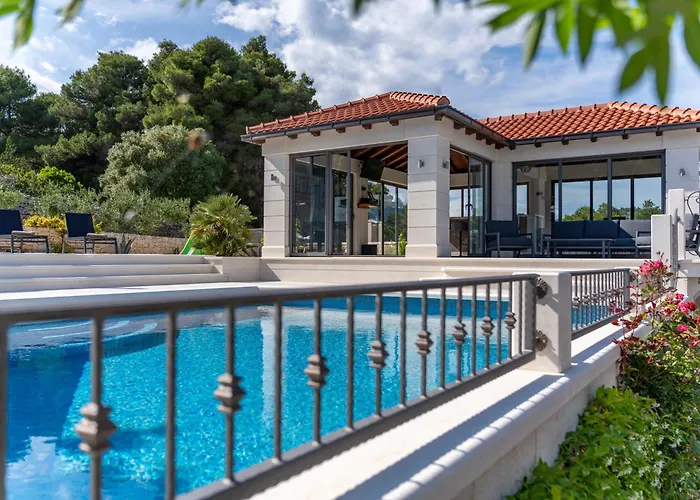 فيلة Diamond- Beautiful Seaview, Bar, Pool & Gym