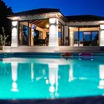 Diamond- Beautiful Seaview, Bar, Pool & Gym