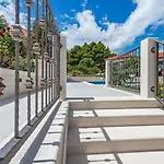 别墅 Diamond- Beautiful Seaview, Bar, Pool & Gym Selca (Brac)