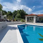 Diamond- Beautiful Seaview, Bar, Pool & Gym