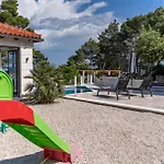 Diamond- Beautiful Seaview, Bar, Pool & Gym