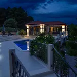 Diamond- Beautiful Seaview, Bar, Pool & Gym *