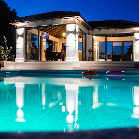 Diamond- Beautiful Seaview, Bar, Pool & Gym