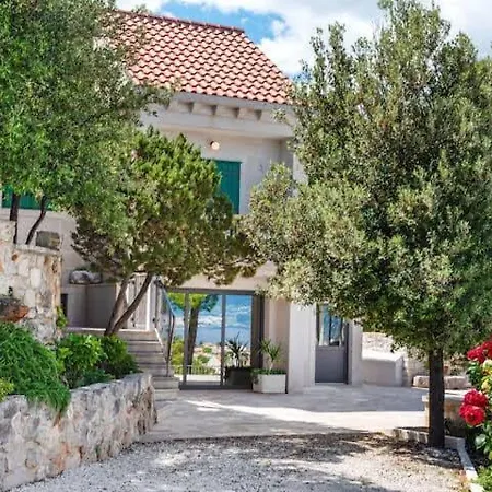Diamond- Beautiful Seaview, Bar, Pool & Gym