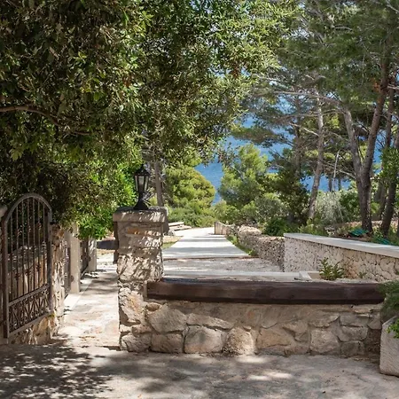 Diamond- Beautiful Seaview, Bar, Pool & Gym Villa