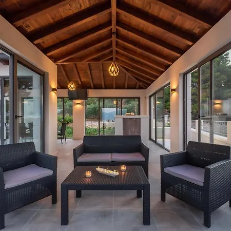 Diamond- Beautiful Seaview, Bar, Pool & Gym Villa *