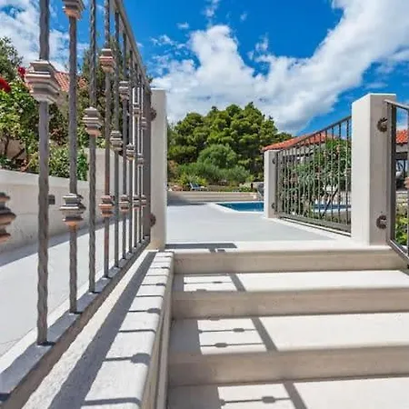 Villa Diamond- Beautiful Seaview, Bar, Pool & Gym Selca (Brac)