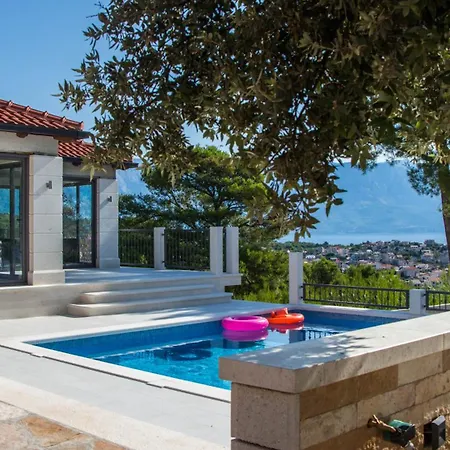 Villa Diamond- Beautiful Seaview, Bar, Pool & Gym