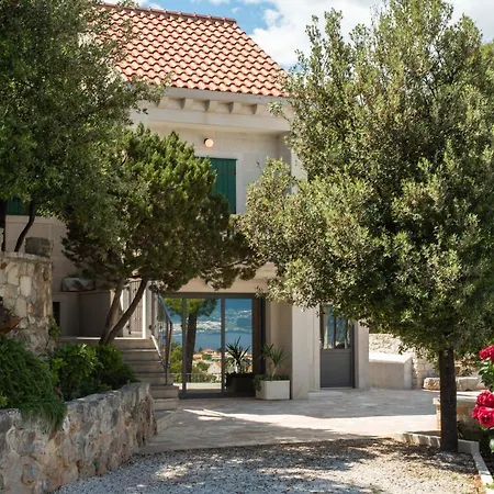 Villa Diamond- Beautiful Seaview, Bar, Pool & Gym