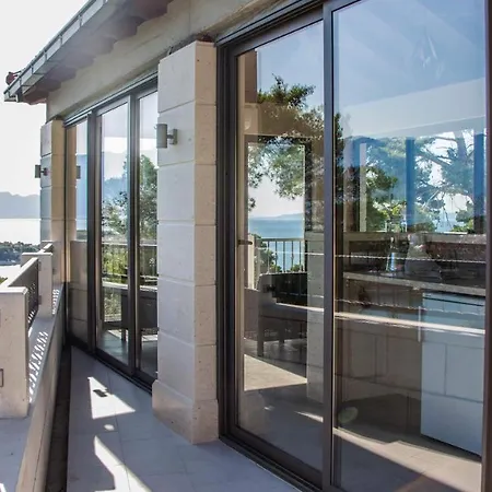 Diamond- Beautiful Seaview, Bar, Pool & Gym Villa Selca (Brac)
