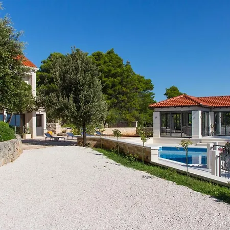 Diamond- Beautiful Seaview, Bar, Pool & Gym Villa