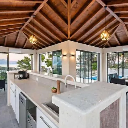 Diamond- Beautiful Seaview, Bar, Pool & Gym Villa