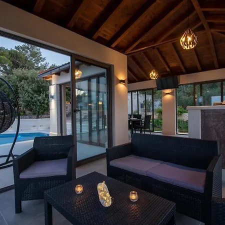 Diamond- Beautiful Seaview, Bar, Pool & Gym Villa Selca (Brac)