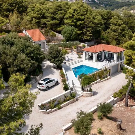 Diamond- Beautiful Seaview, Bar, Pool & Gym