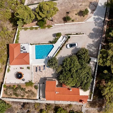 Diamond- Beautiful Seaview, Bar, Pool & Gym Villa