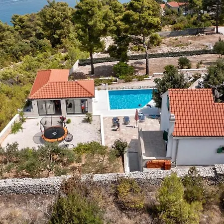 Diamond- Beautiful Seaview, Bar, Pool & Gym
