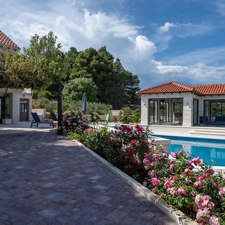Diamond- Beautiful Seaview, Bar, Pool & Gym Villa *