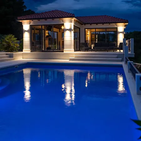 Diamond- Beautiful Seaview, Bar, Pool & Gym Villa