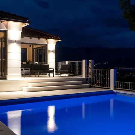 Diamond- Beautiful Seaview, Bar, Pool & Gym