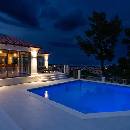 Diamond- Beautiful Seaview, Bar, Pool & Gym Villa