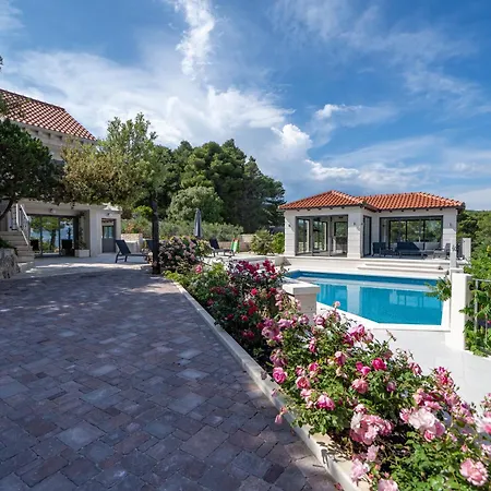 Diamond- Beautiful Seaview, Bar, Pool & Gym Villa