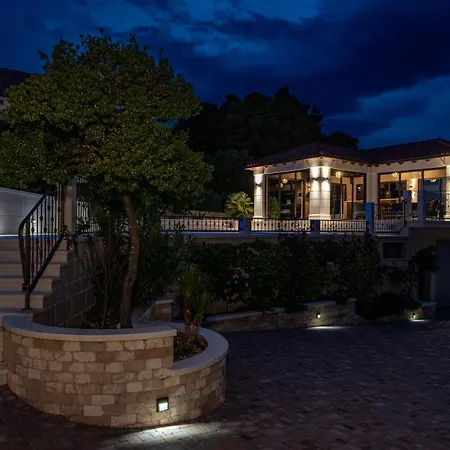 Diamond- Beautiful Seaview, Bar, Pool & Gym Villa