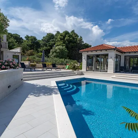 Diamond- Beautiful Seaview, Bar, Pool & Gym