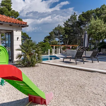 Diamond- Beautiful Seaview, Bar, Pool & Gym