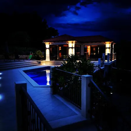 Villa Diamond- Beautiful Seaview, Bar, Pool & Gym *