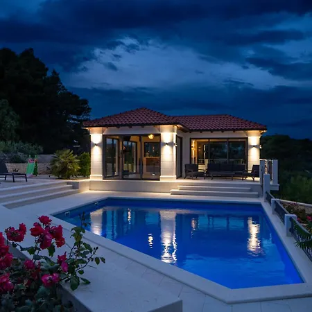 Diamond- Beautiful Seaview, Bar, Pool & Gym Villa *