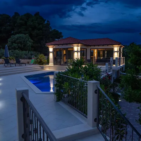 Diamond- Beautiful Seaview, Bar, Pool & Gym *