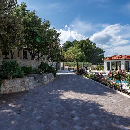 Diamond- Beautiful Seaview, Bar, Pool & Gym *