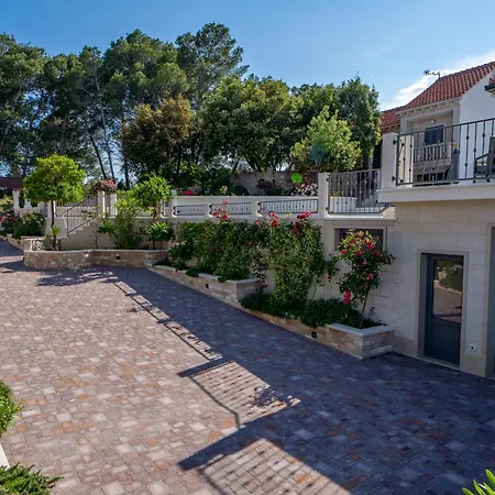 Diamond- Beautiful Seaview, Bar, Pool & Gym Villa *