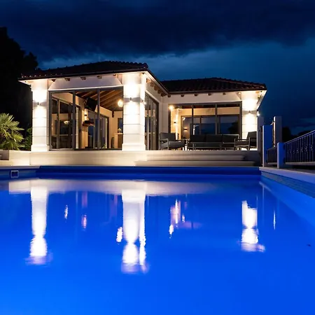 Diamond- Beautiful Seaview, Bar, Pool & Gym